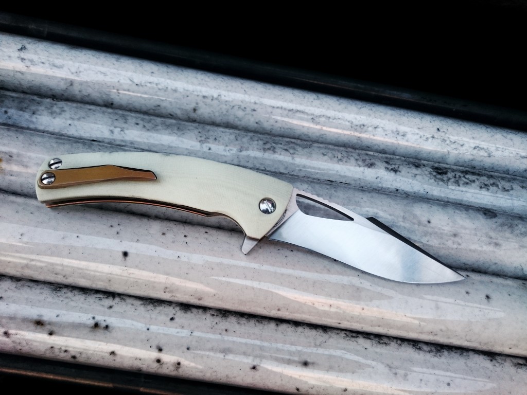 Kyre elegant with white G10, recurve blade, titanium clip and ceramic detent